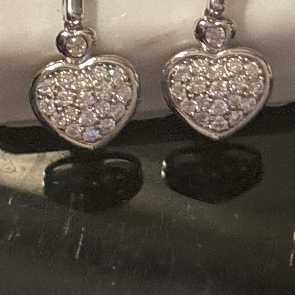 Beautiful dangled heart earrings .75 carats